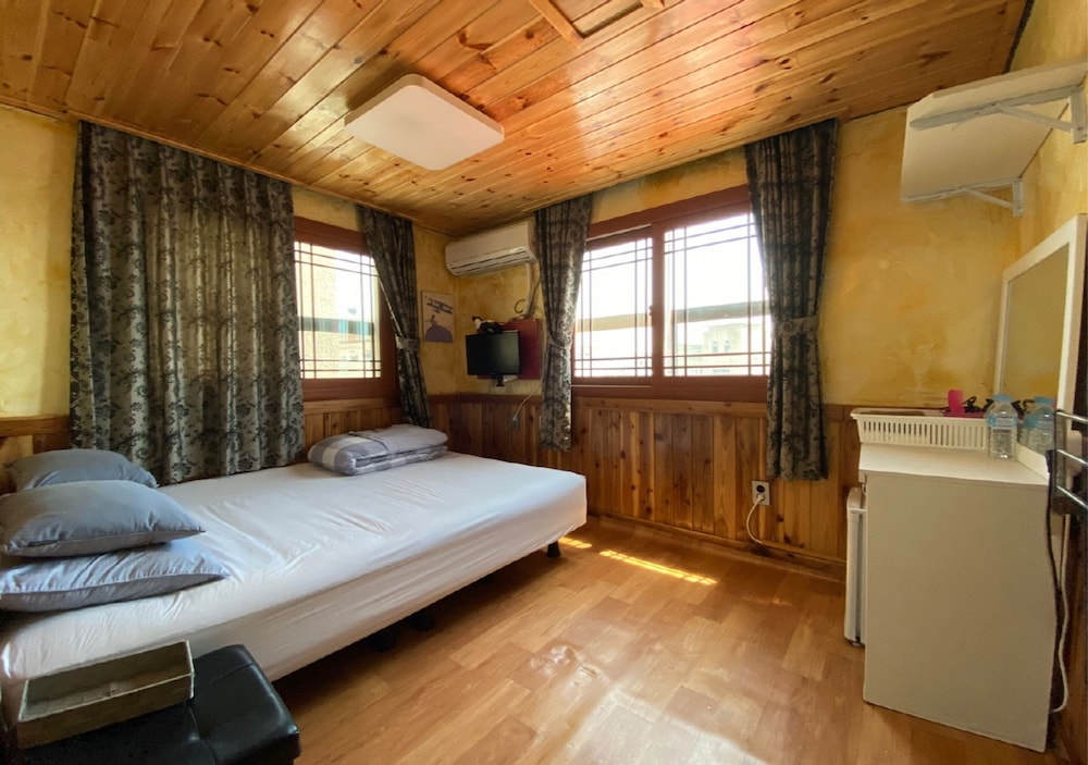 Gudeok Guest House - Hostel