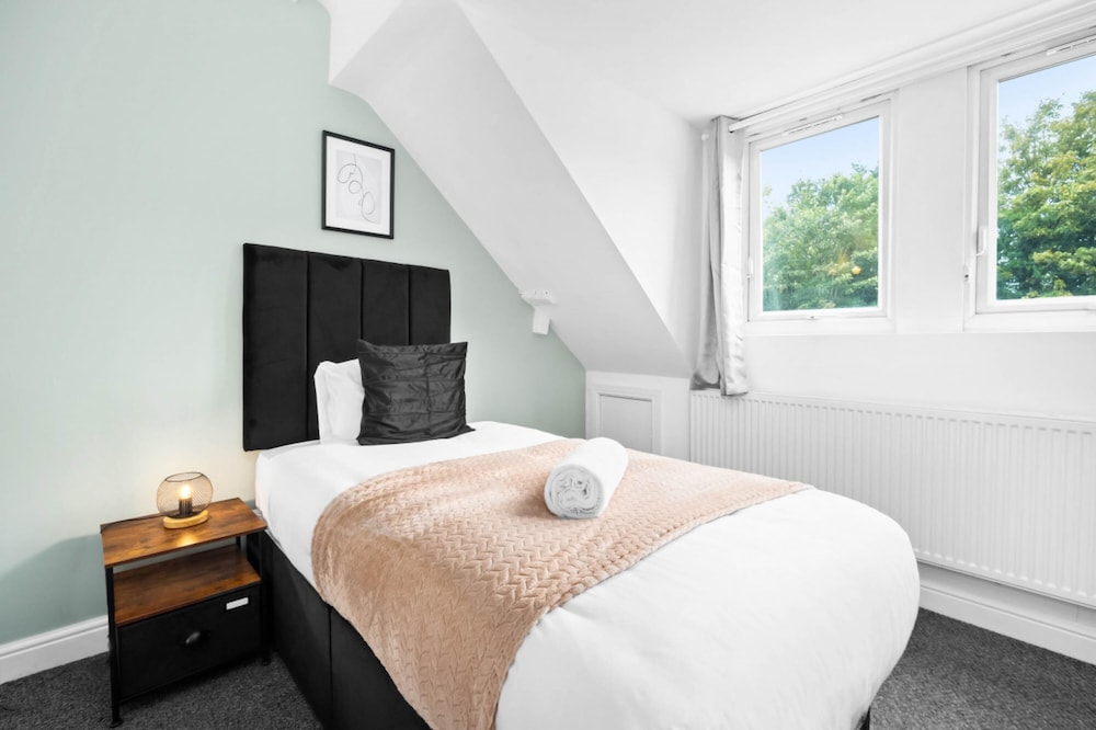 Spacious Home in Harborne view 3