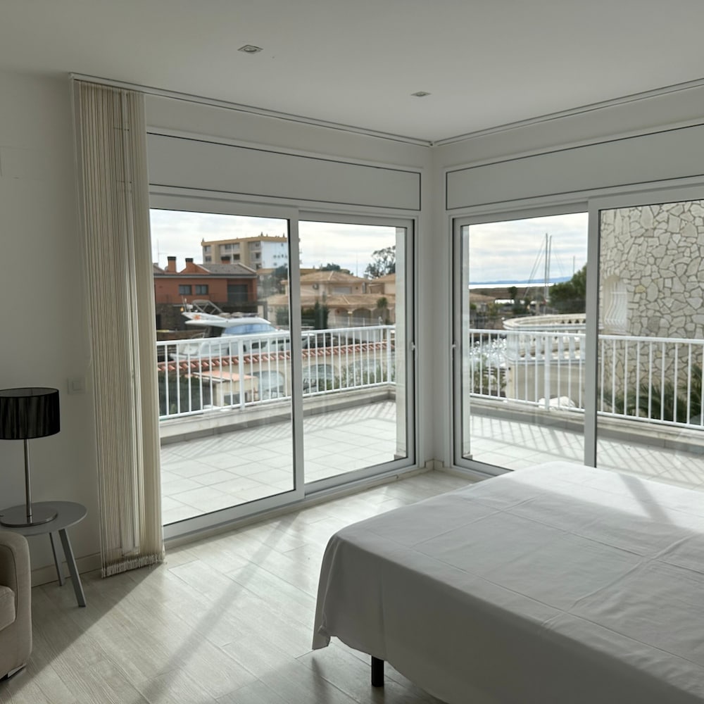 Cap Llarg 9 in Roses view 3