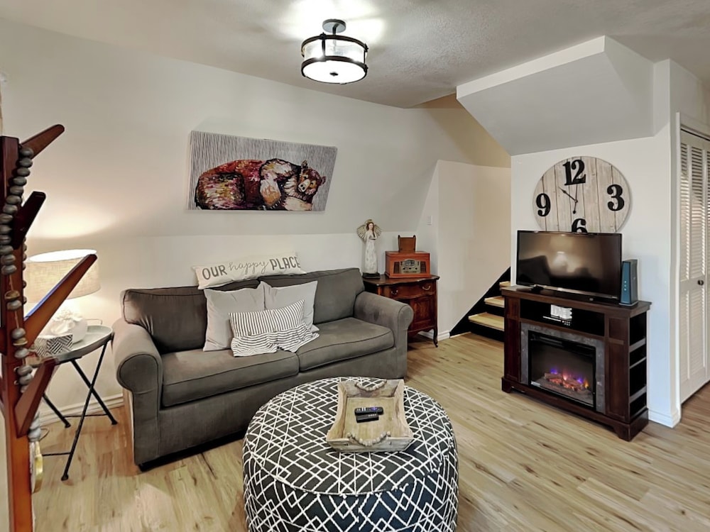 Doc's Den by Ruidoso Vacation Rentals