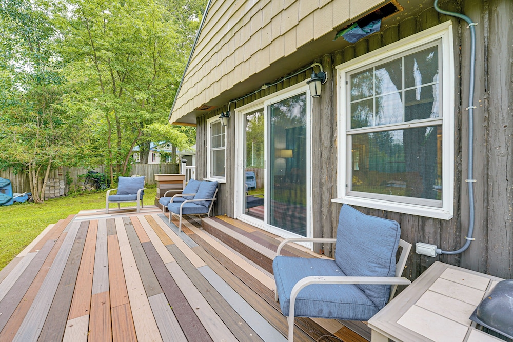 Walk to Cranberry Lake: Quaint Family Cottage
