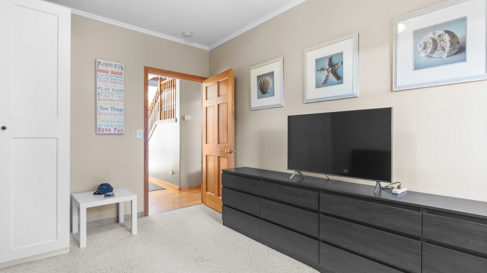 Seacliff Haven Waterfront Luxury, Stunning Views, Hot Tub & Game Room