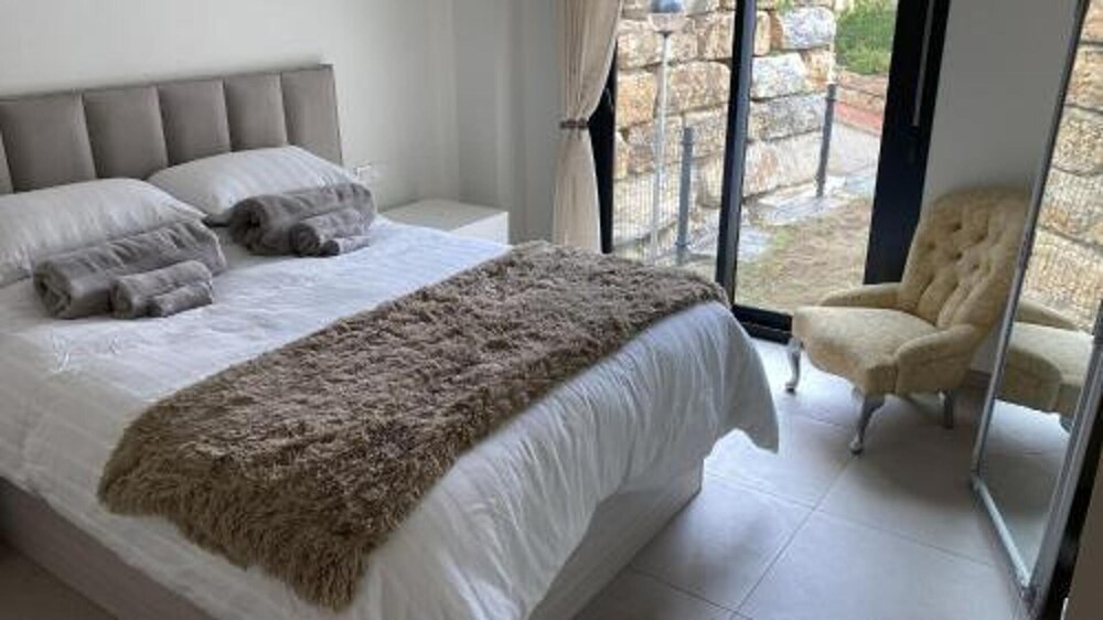 6 Guests - 3 Bedrooms - Private Garden - Pool
