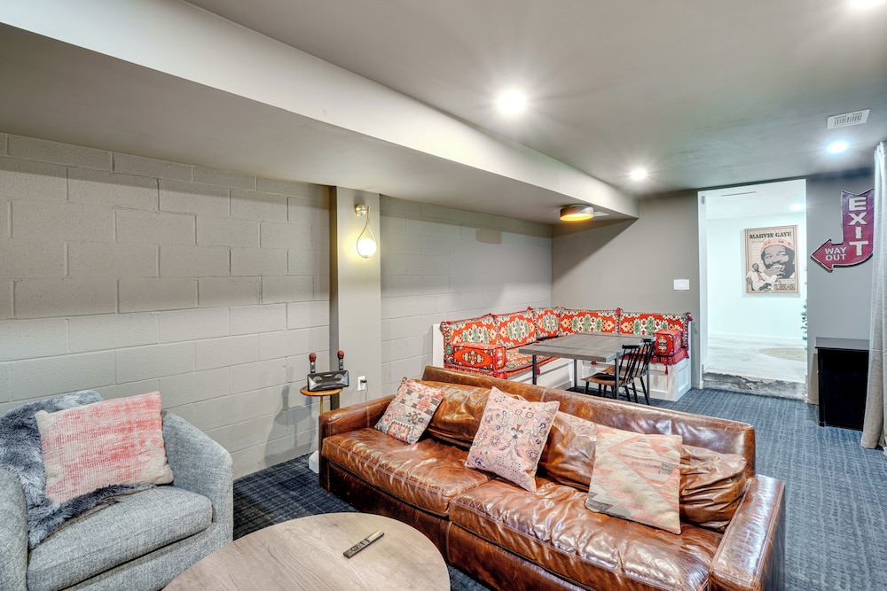 Hot Tub & Theater Room: Getaway in Falling Waters
