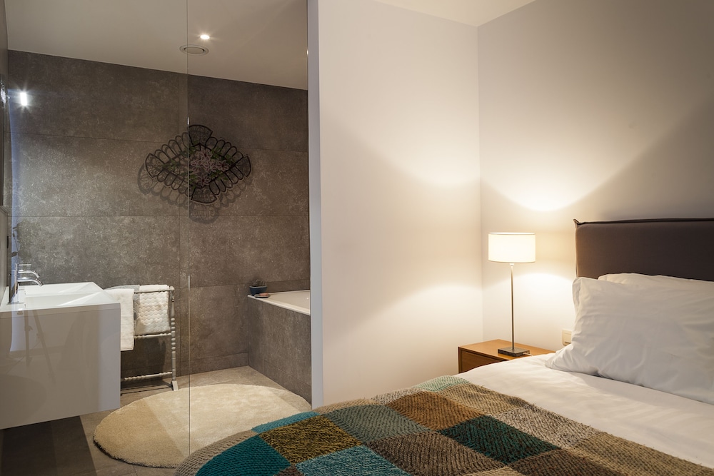 Unit 2 - Modern Smart Home Duplex With Free Parking view 4