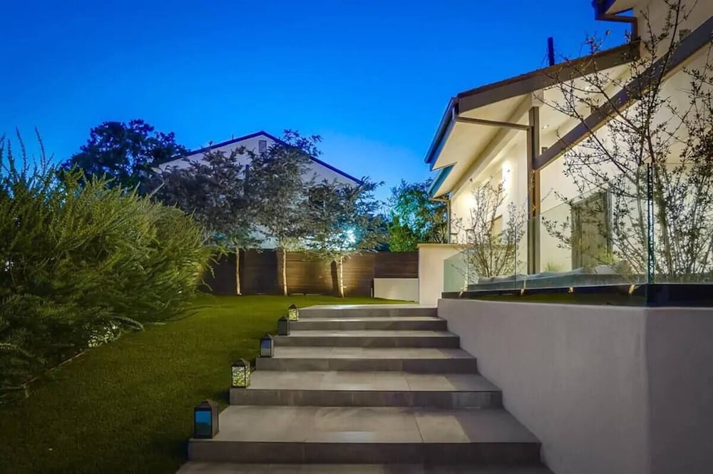 Troy Dr - Sleek & Modern Hollywood Hills Home With Stunning Views