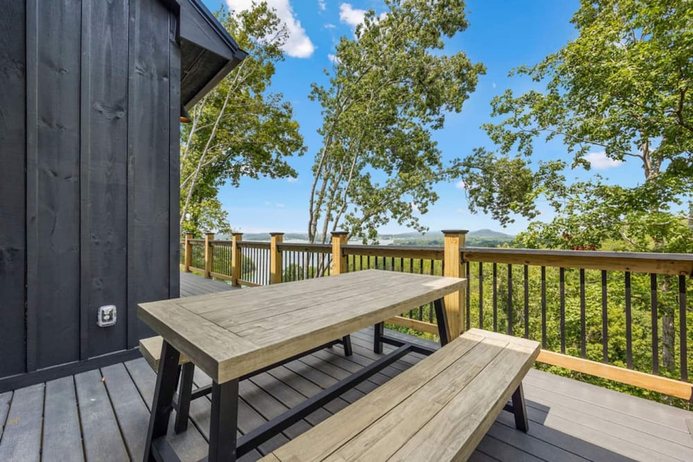 Luxury Cabin Lake Views EV Charger Game Room