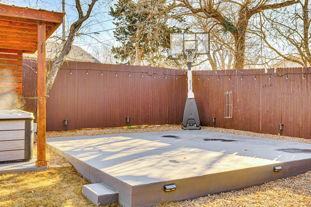 Sauna, Hot Tub & Cold Plunge: Oklahoma City Home!