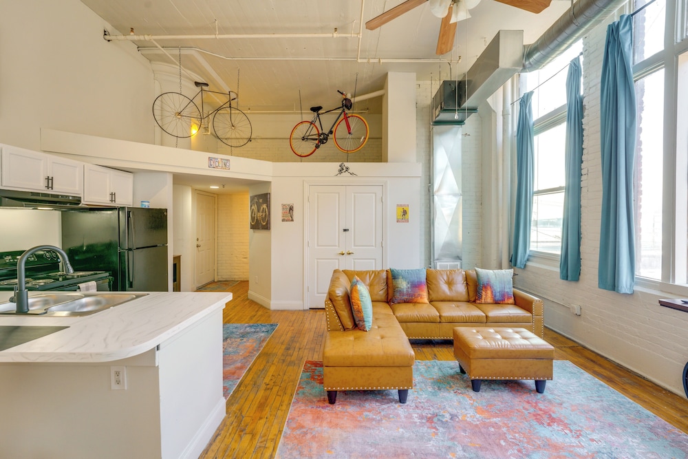 1 Mi to Dtwn! Riverside Corktown Loft on 2nd Floor
