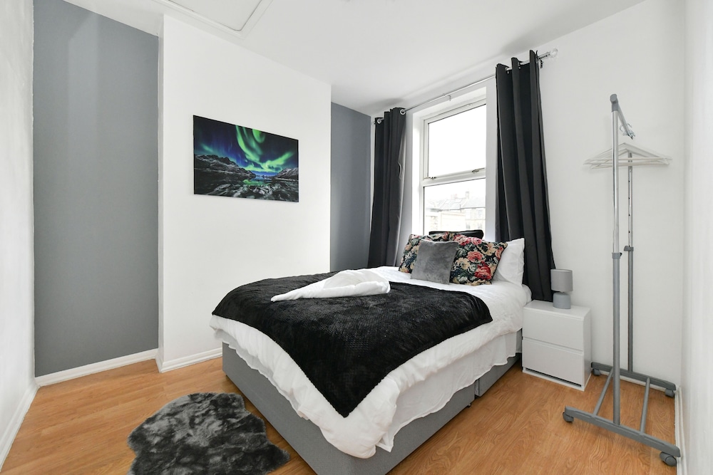 Impeccable 4-bed House With Garden in Brixton
