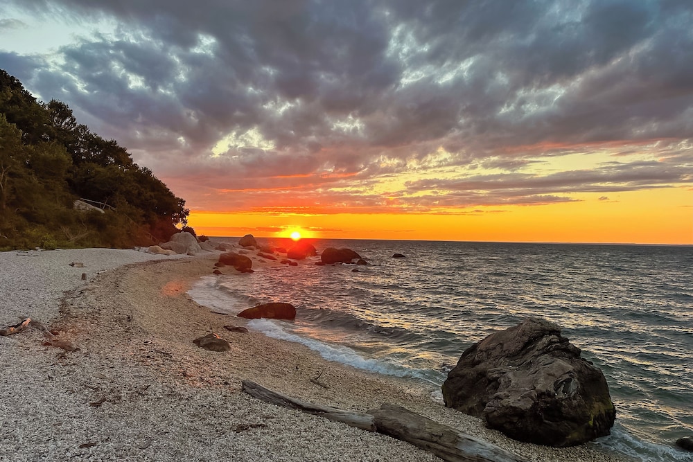 3BR Home Walk to Beach w/ Outdoor Shower & Grill