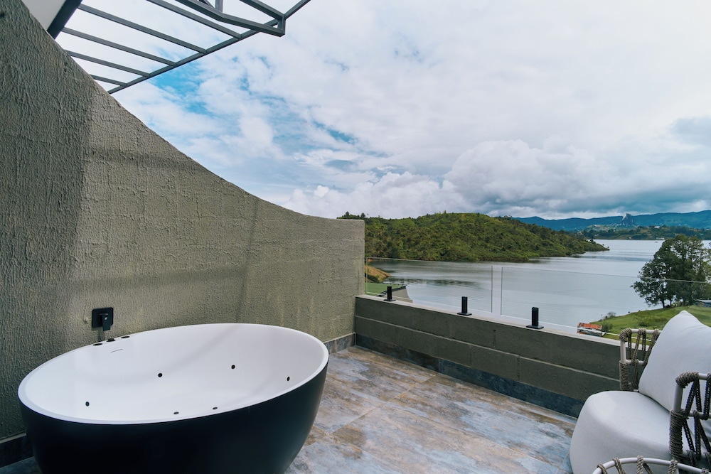 Roka Hotel