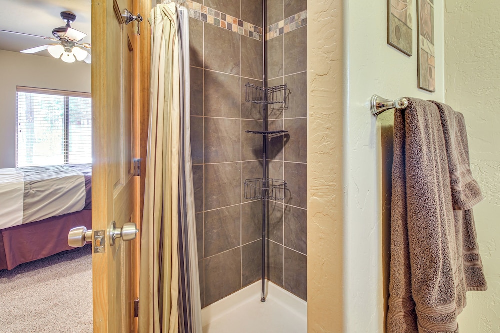 Family-friendly Hideaway Cabin in Lakeside!