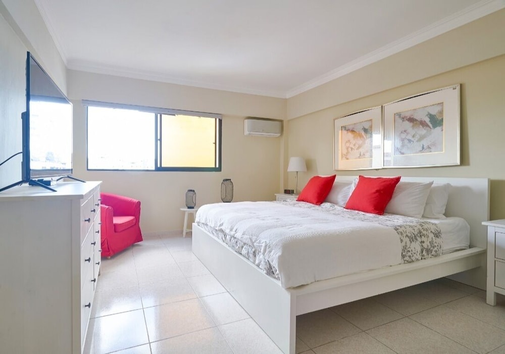 Penthouse in Evaristo Morales Sleeps 14