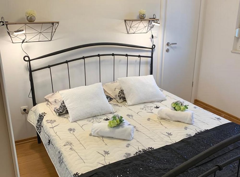 Luxury Apartment Okrug Gornji With Sea View and Pool