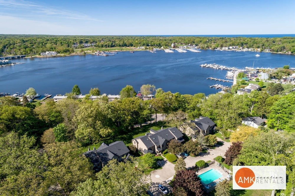 Charming Bayview - Downtown Condo With Pool