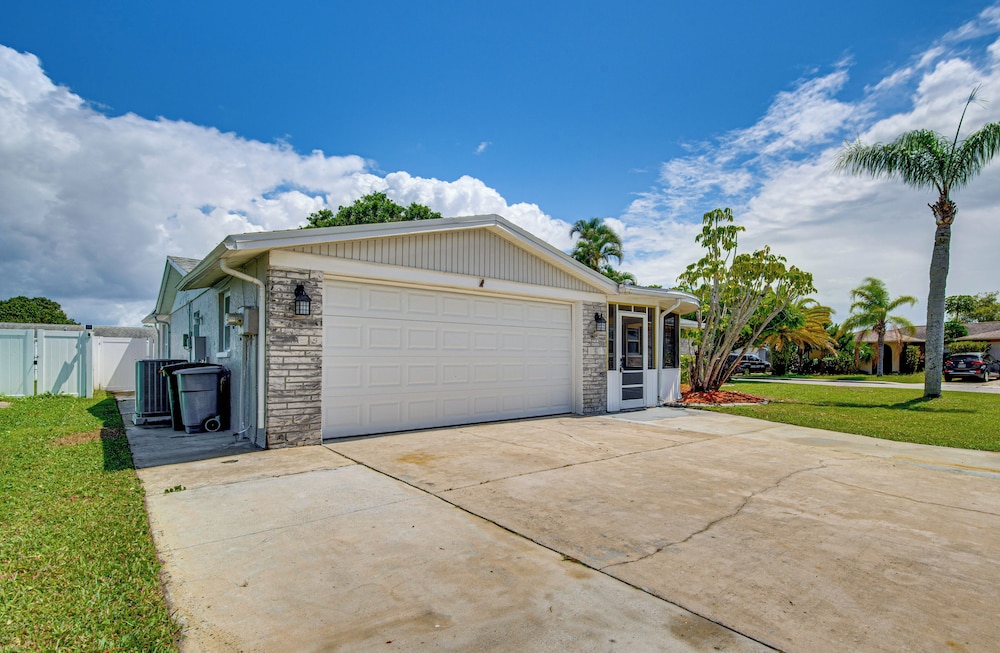 5 Mi to Beach: Home w/ Pool in Holiday!