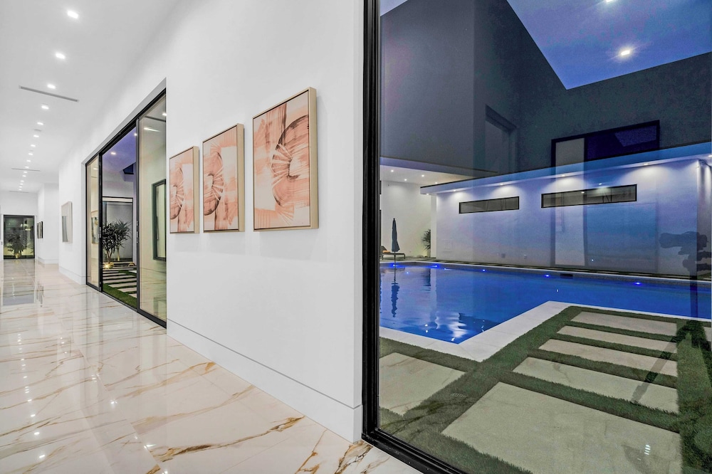 Luxury Retreat Pool, Putting Green + Pickleball Sleeps 17 Bravo Villa 8 by Avantstay