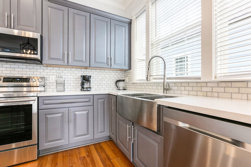 Modern 4 BR Condo with Balcony & Pool - Near FQ - Image 5