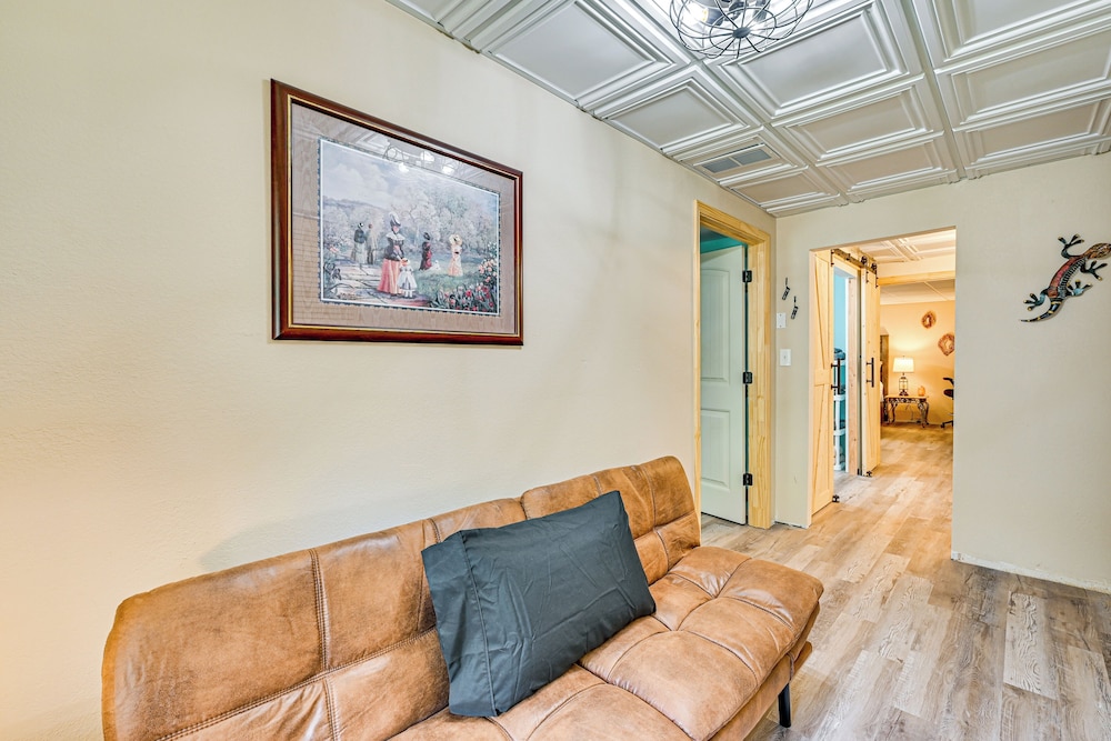 Easy I-30 Access: Cozy Texarkana Apt w/ Essentials