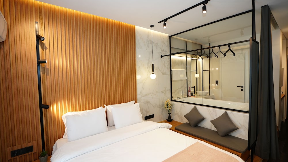 Luxury Suites with JACUZZI by Sea&theCity
