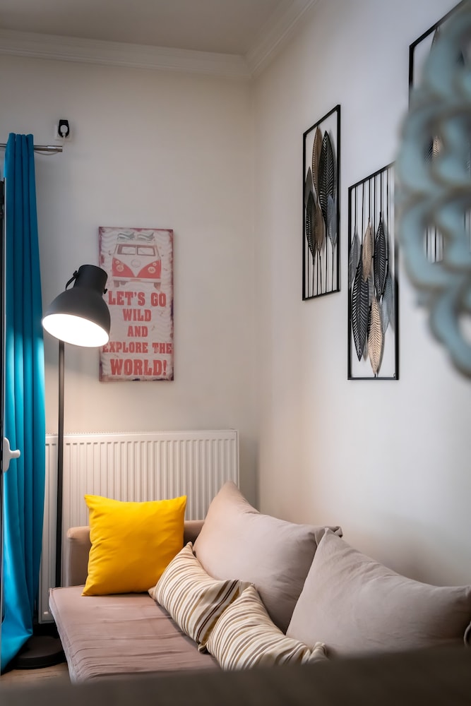 Charming 2BR retreat near market & beach