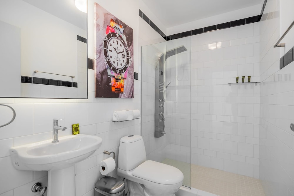 w Radiant Loft w Fabulous Deco in Santa Ana