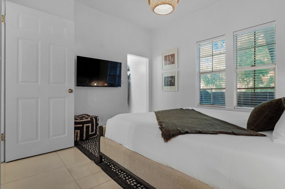 7BD Downtown Oasis Pool