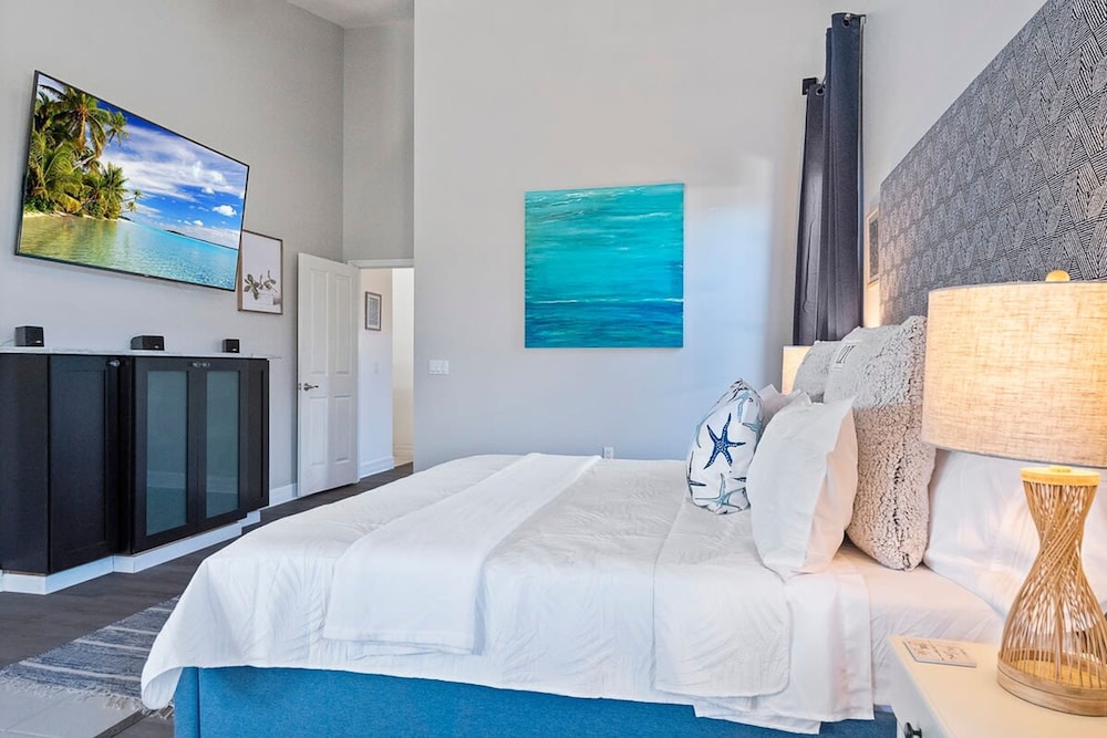 Luxury Heated Pool Home on Saltwater Canal w Tiki