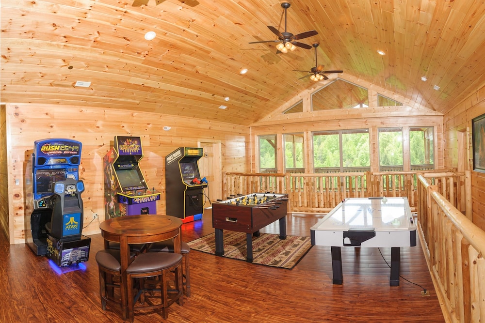 Breathtaking 14BR Cabin: Elevator Views Games Hot Tubs Galore, Billede 6