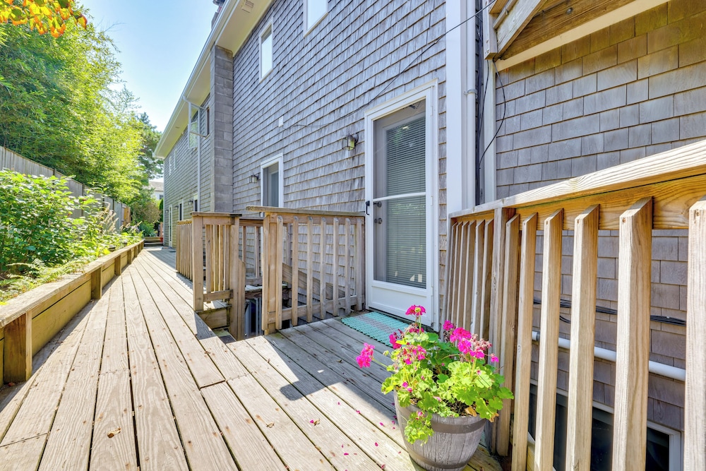 Steps to Beach: Stylish & Lofted Provincetown Gem
