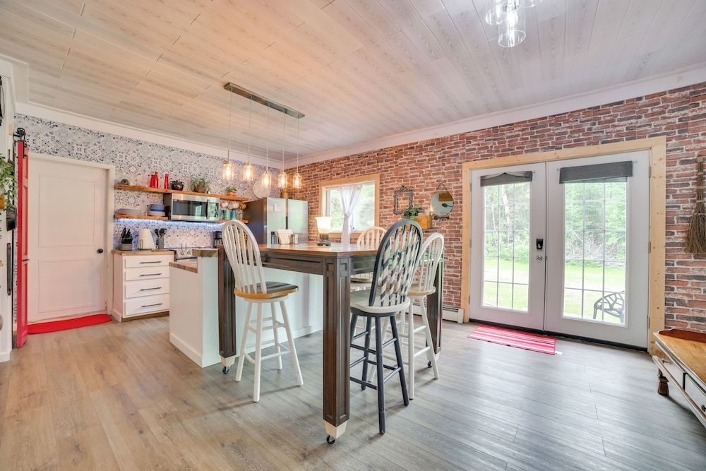 Updated Cabin w/ 2 Suites, Fire Pit & Forest Views