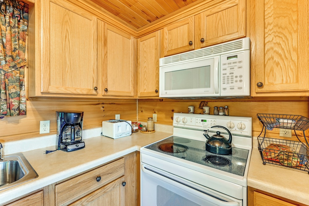 3 Mi to Dale Hollow Lake: Wooded Retreat w/ Decks!