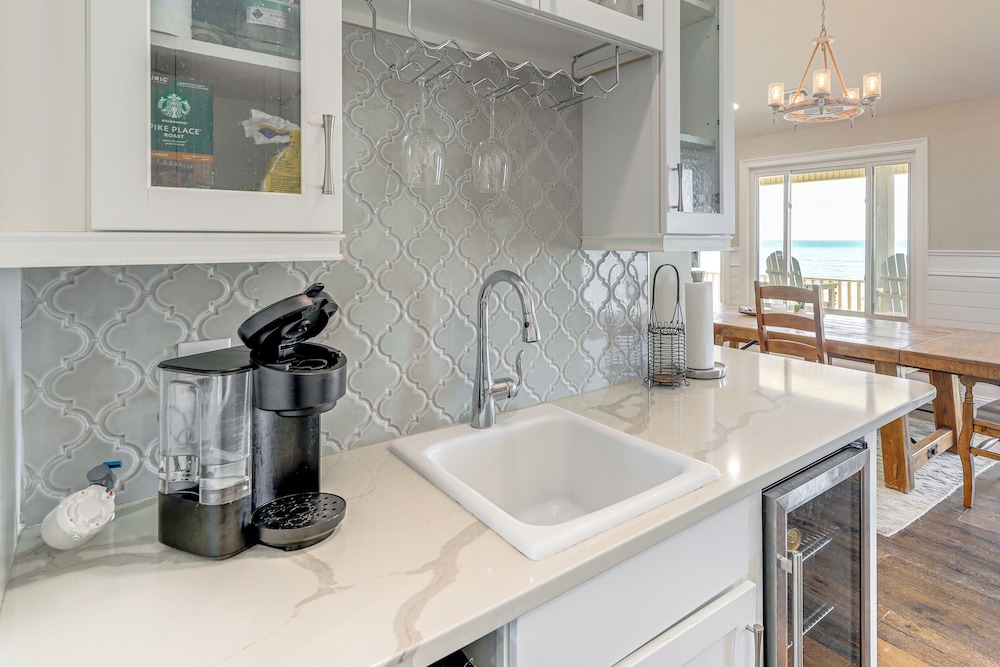 Hot Tub & Decks: North Topsail Beach Home