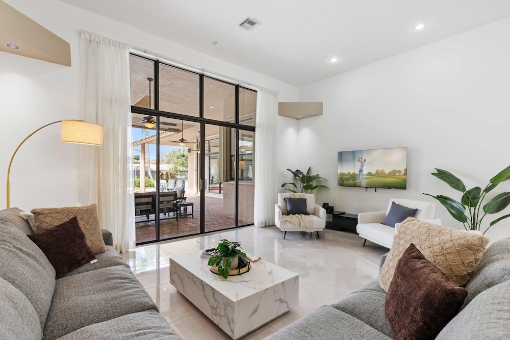 Grand 6BR Plantation Estate w/ Tennis & Pool