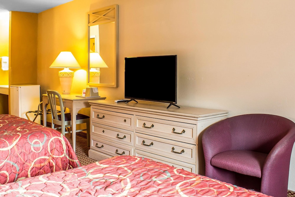 Econo Lodge Inn & Suites Walnut