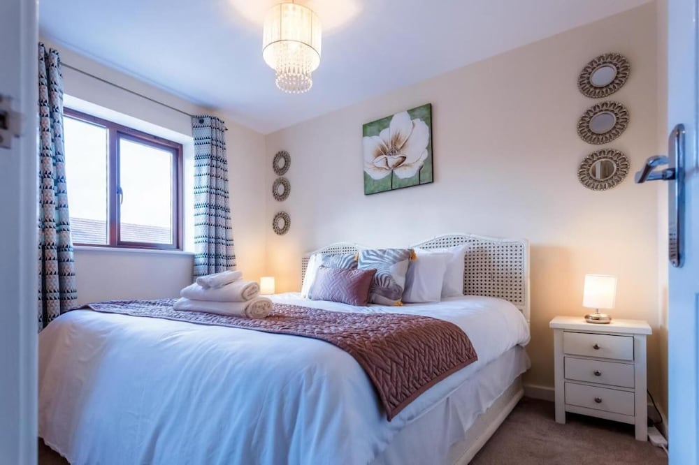 10 Guests - 5 Bedrooms - Free Parking - Lux House
