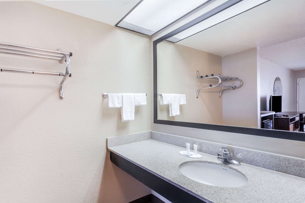 Super 8 by Wyndham Pigeon Forge Dollywood Lane - Property Image 16