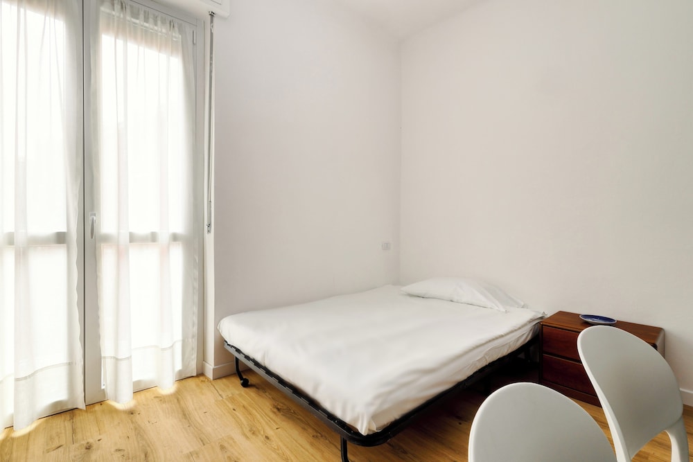 1-Bed apartment with balcony near subway