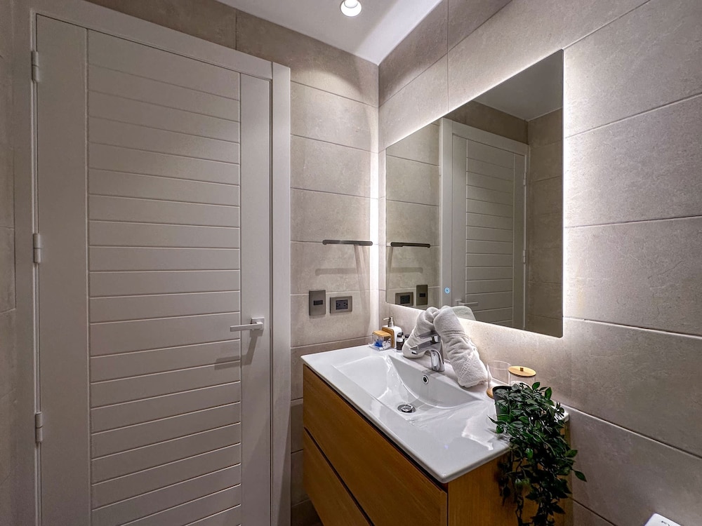Beautiful Brand new Beach Condo w Picuzzi