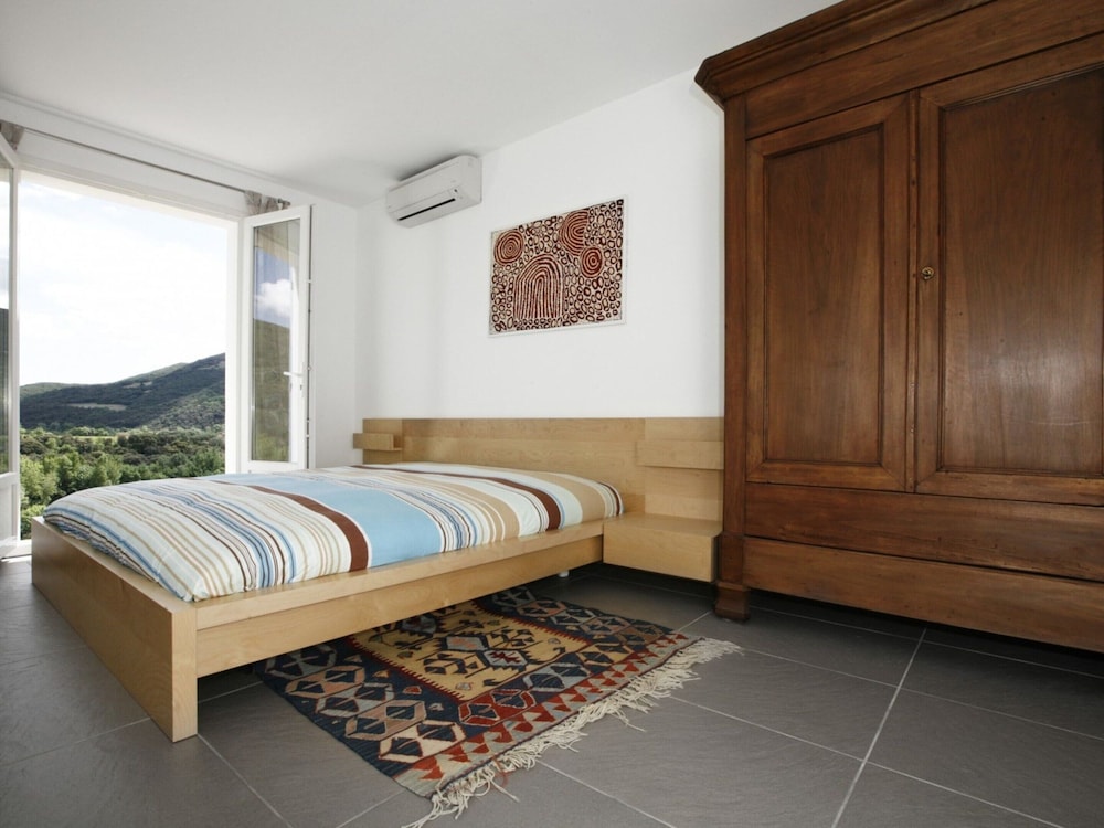 Peaceful Villa With Pool & Views photo 4