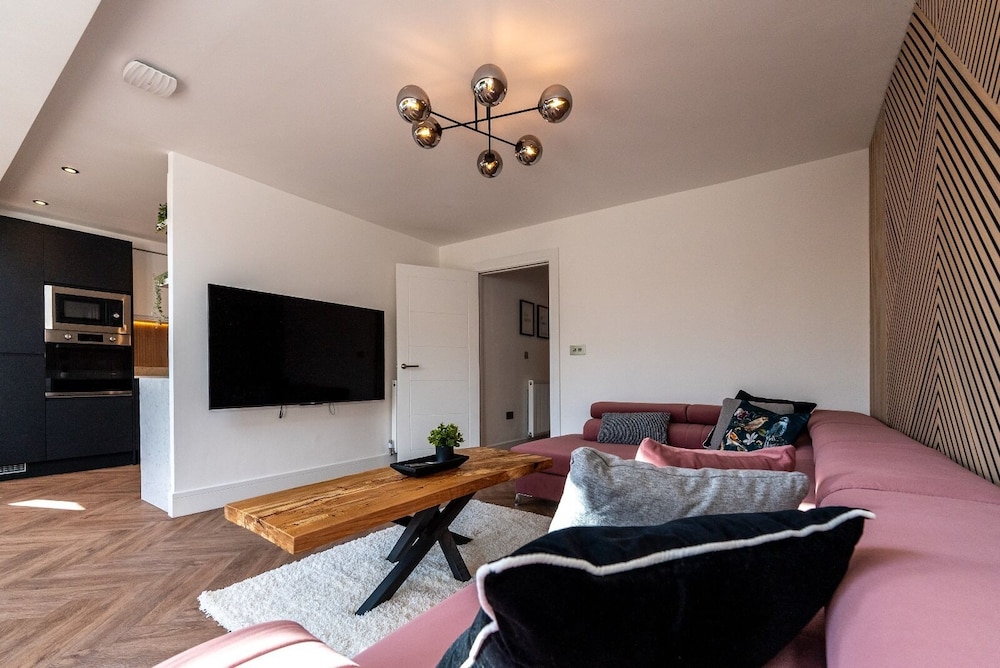 Luxury 8 Bed Home Manchester