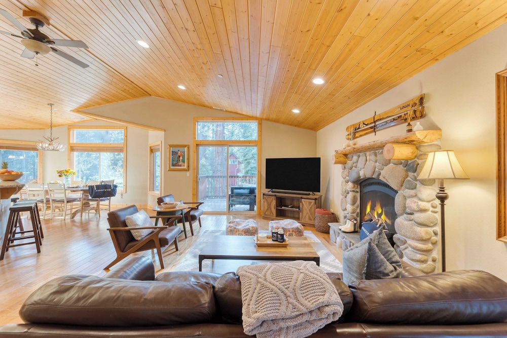 Washoe Chalet by Avantstay Game Room, Hot Tub, Putting Green & Fire Pit