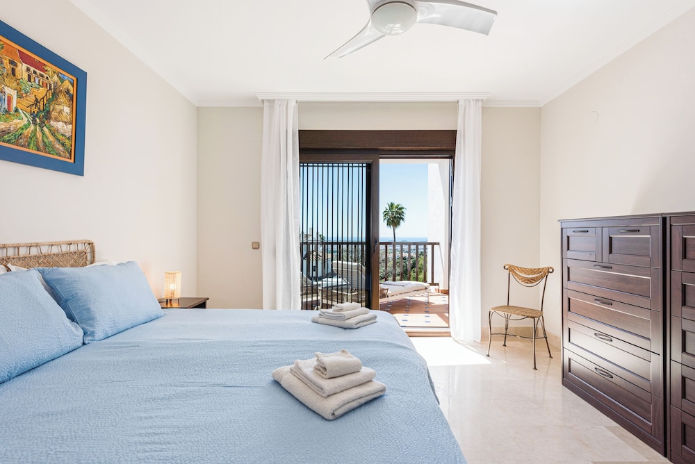 Incredible Apartment With sea Views and Balcony