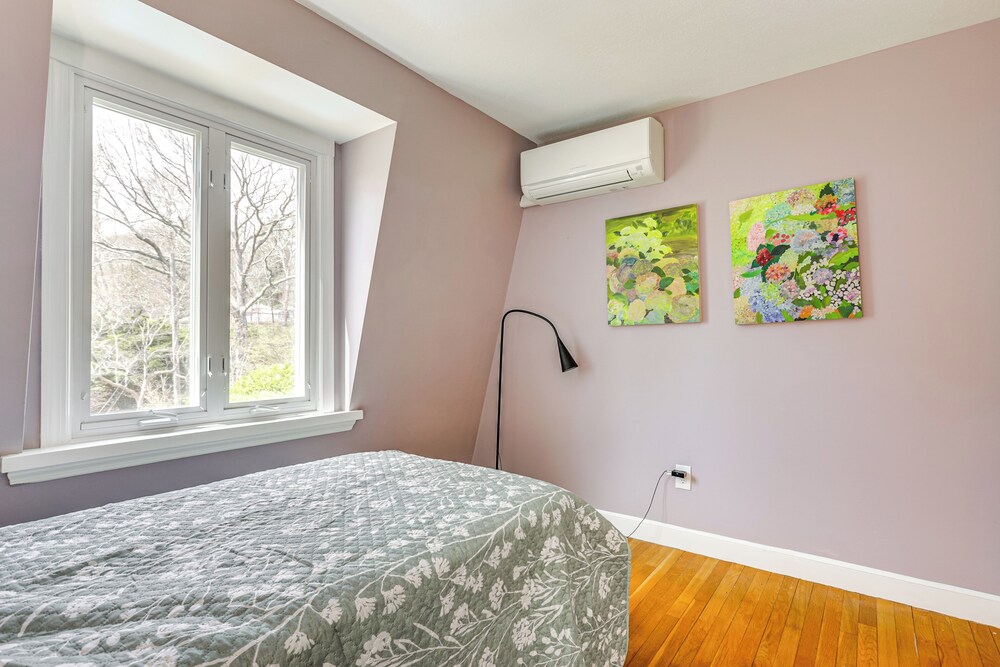 3 Mi to Cape Cod Bay: Marshfield Home w/ Balcony!