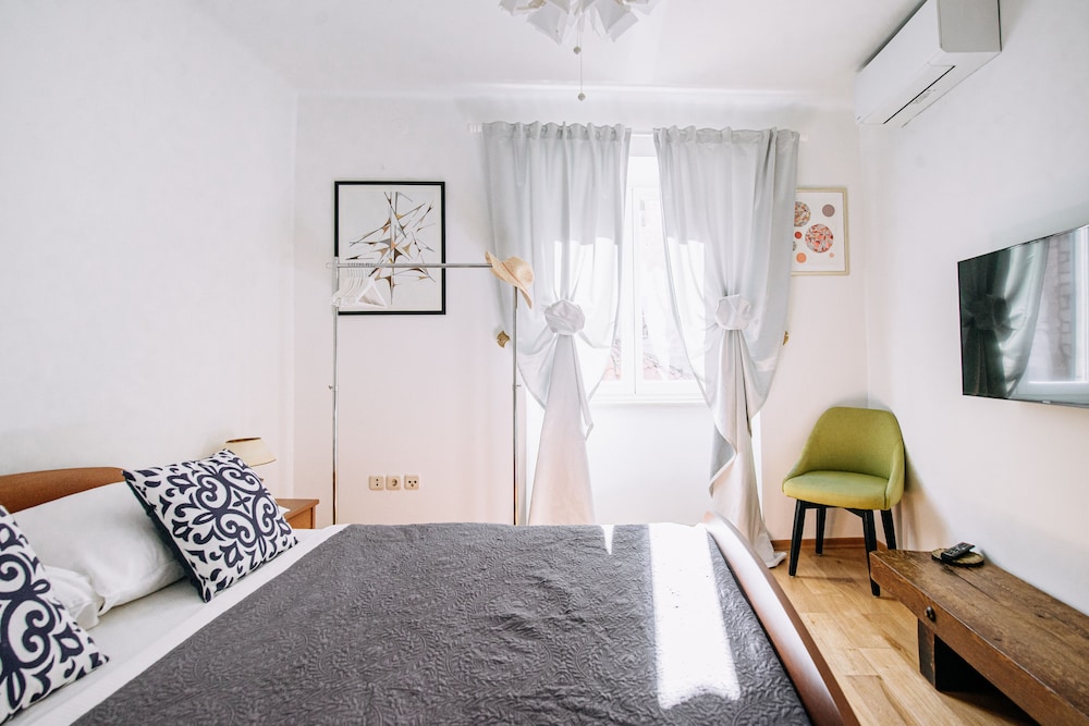 Illyria Old Town Apartment by DuHomes