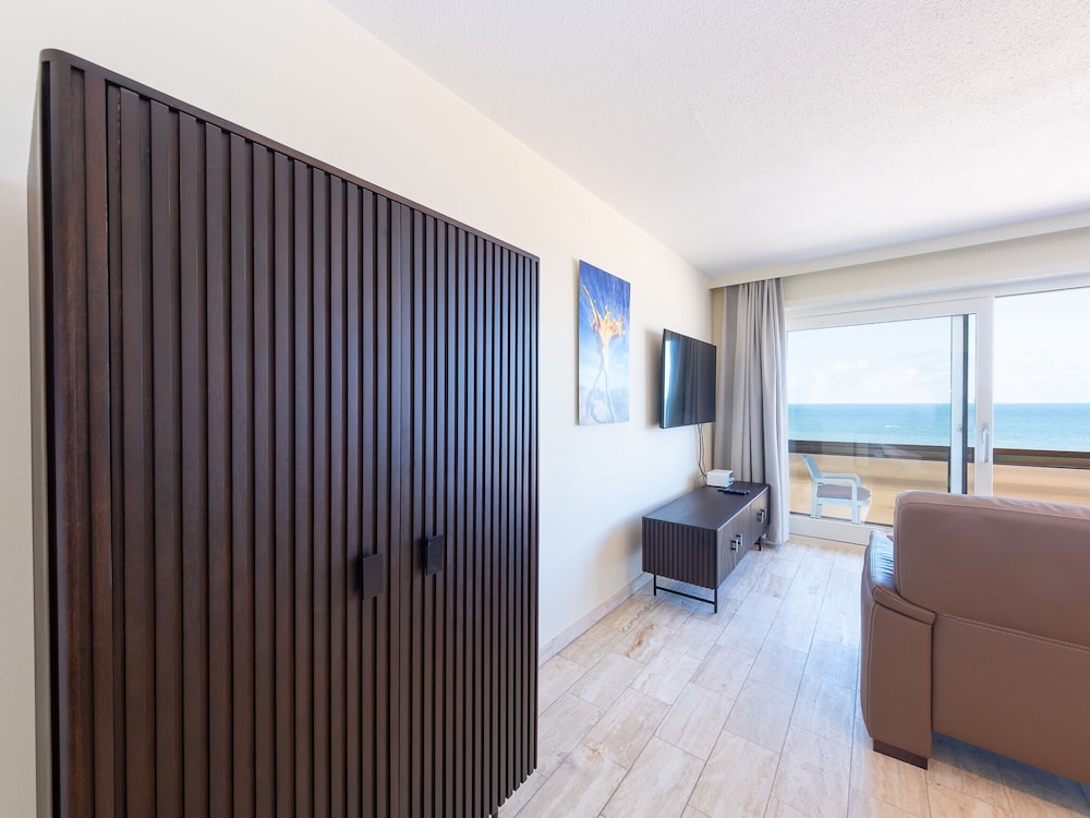 Apartment With Sunny Terrace and sea View