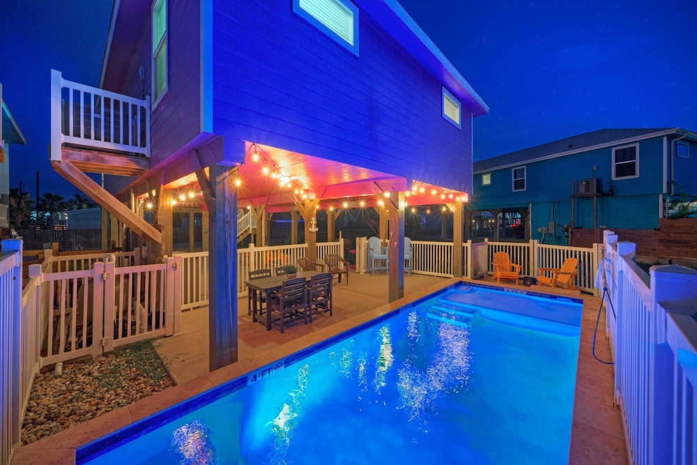 Purple Parrot by Avantstay Heated Pool, Beach Access & Central Port A Location