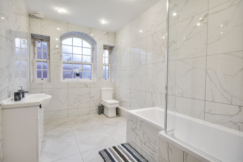 Wigan - Apartment - Sleeps 6 - Parking