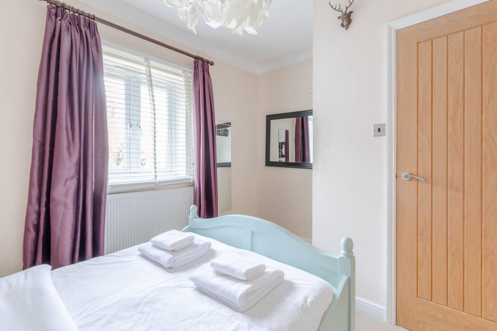 Charming 1BD Retreat With Garden Area, Greenwich!